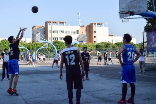 法学少先队99号黄琪轩罚球