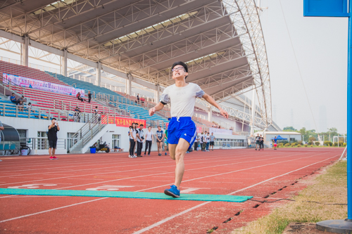 男子3000m经贸学院吕阳青夺取冠军