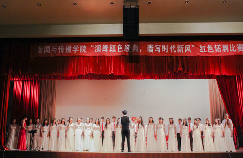 校合唱团演唱《花树下》