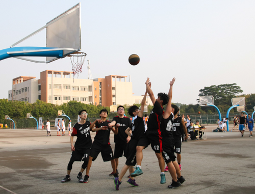 播主联队42号肖凡博夹缝中投篮