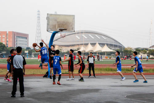 法学少年队88号刘泽华上篮