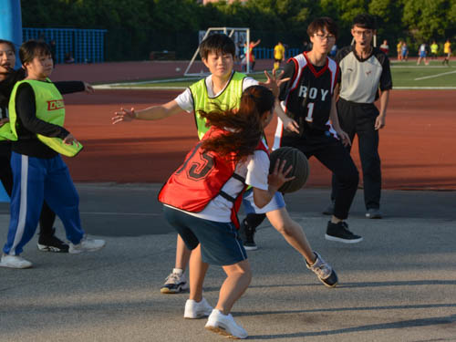 新传13号李佳怡拦截艺术15号郭宝雯进攻