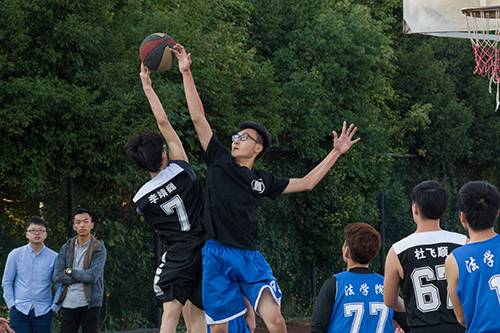 艺术大四队7号李靖崴与法学少先队99号黄琪轩拼抢瞬间