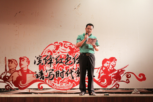 学生处副处长刘军点评表演