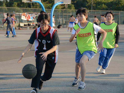 艺术1号邹佳芳带球进攻