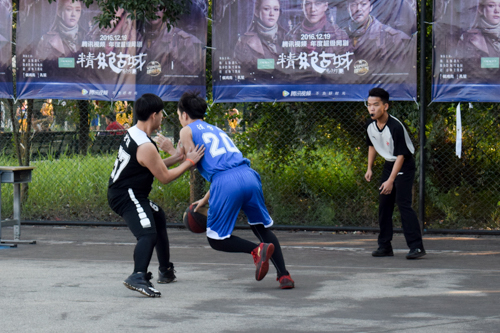 法学少先队20号游浩然带球上篮