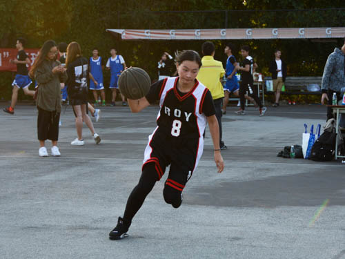 艺术8号罗熙雅带球进攻.jpg'