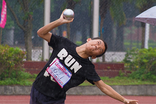 我院选手许松龙掷球瞬间