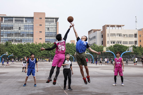 双方球员代表跳球