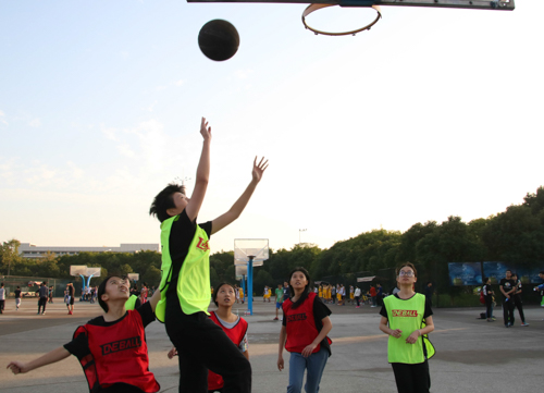 A队14号李佳怡三步上篮