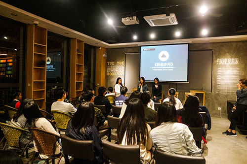 观众欣赏影片展播