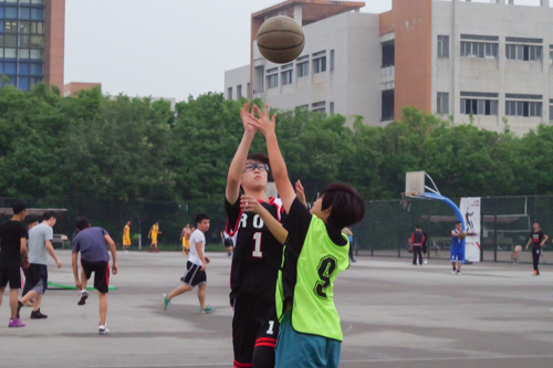 新传B队9号曾颖懿与艺术队1号邹佳芳抢球