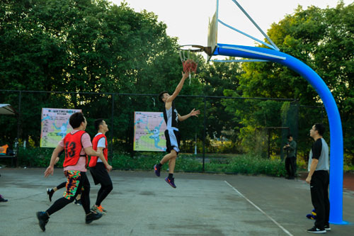 新传大二联队21号许智军快攻上篮