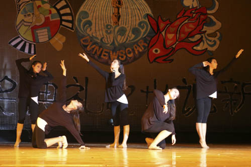 开场表演《黑与白》