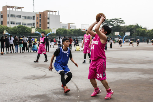 艺术大二队24号黄鑫营三分线外跳投